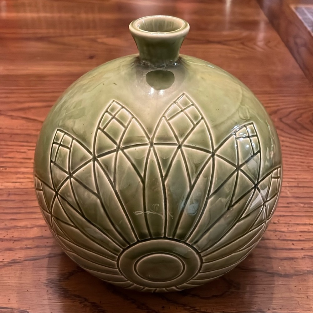 Round‎ green vase